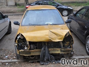 Битый автомобиль Renault Clio